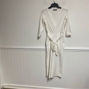 Boohoo White V Neck Jumpsuit 3/4 Sleeves 20” inseam Pockets Size 4
